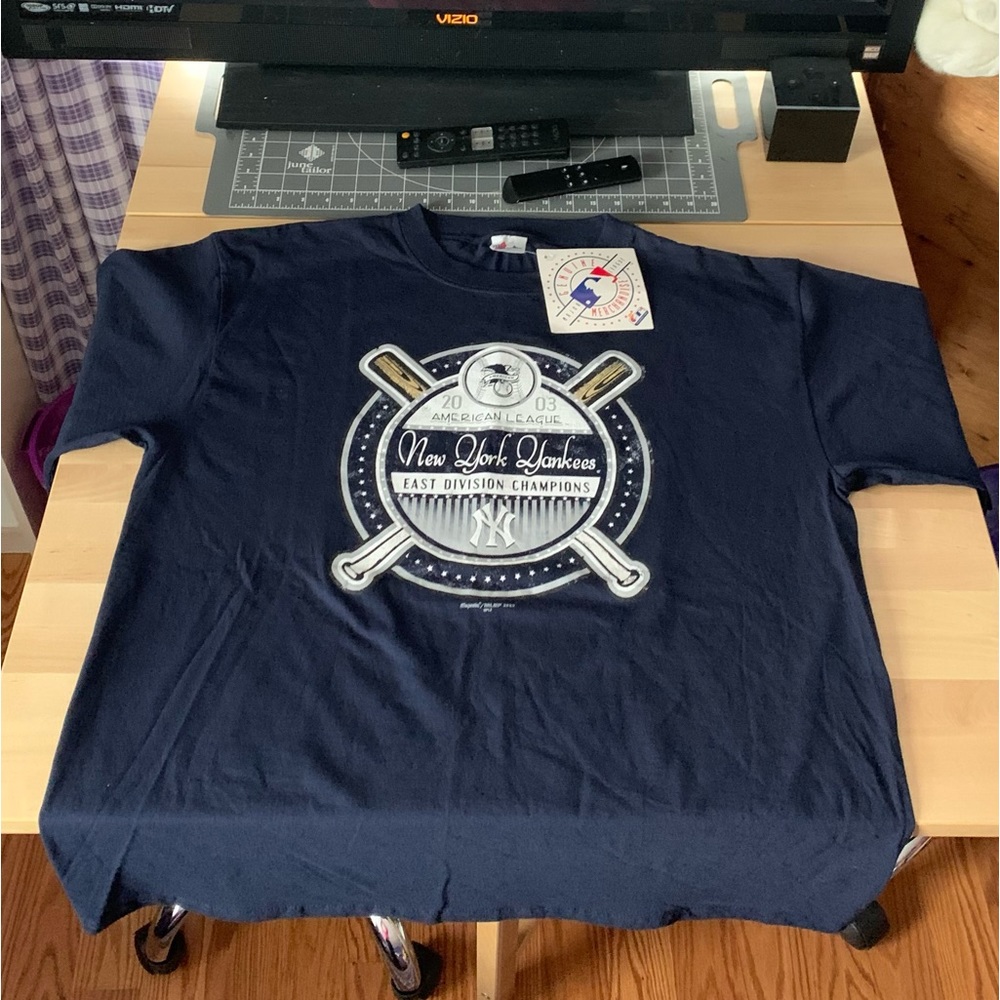 New York Yankees 2003 American League East division champions, T-shirt, size XL - Picture 2 of 7